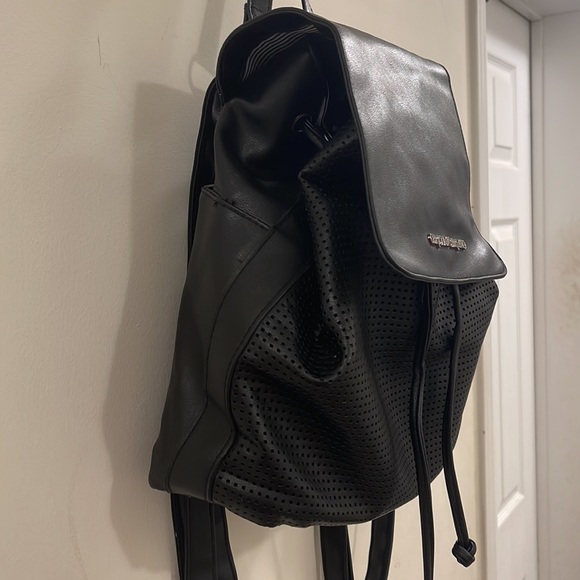 Unknown brand faux leather black striped drawstring bag - Picture 4 of 8